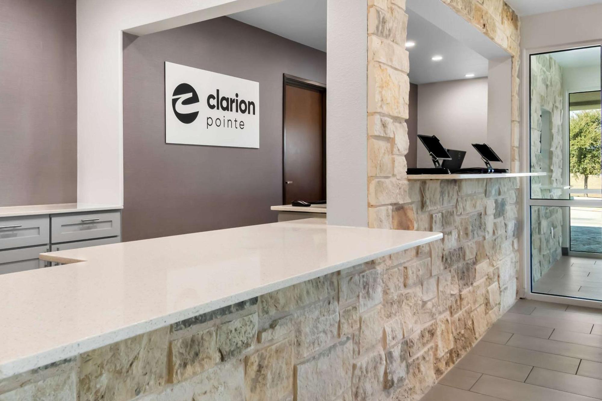 Clarion Pointe Hotel Fort Worth Bagian luar foto