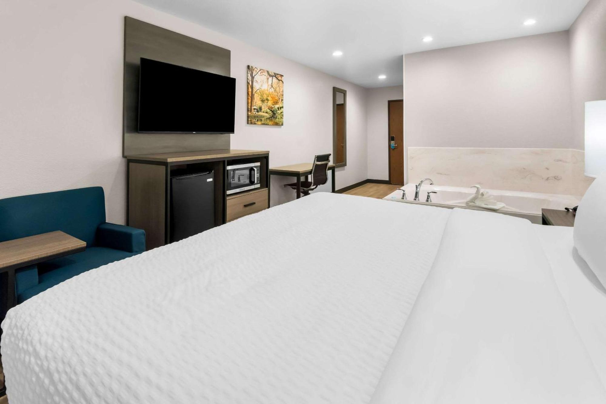 Clarion Pointe Hotel Fort Worth Bagian luar foto